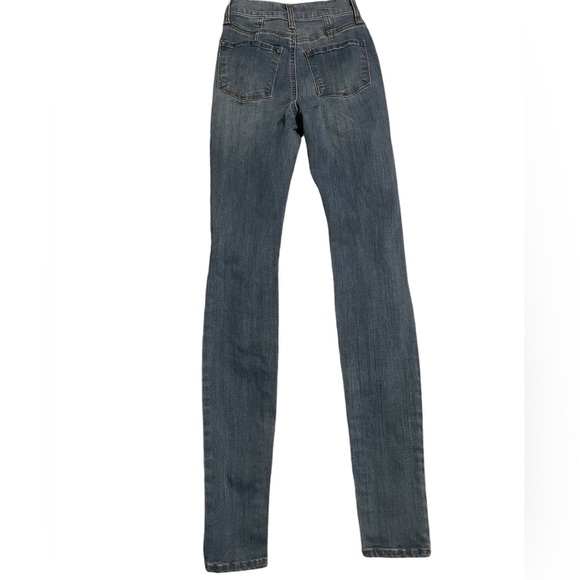 Fashion Nova Medium Wash Women’s HighRise Skinny Jeans! Size 1/25 - Picture 2 of 3